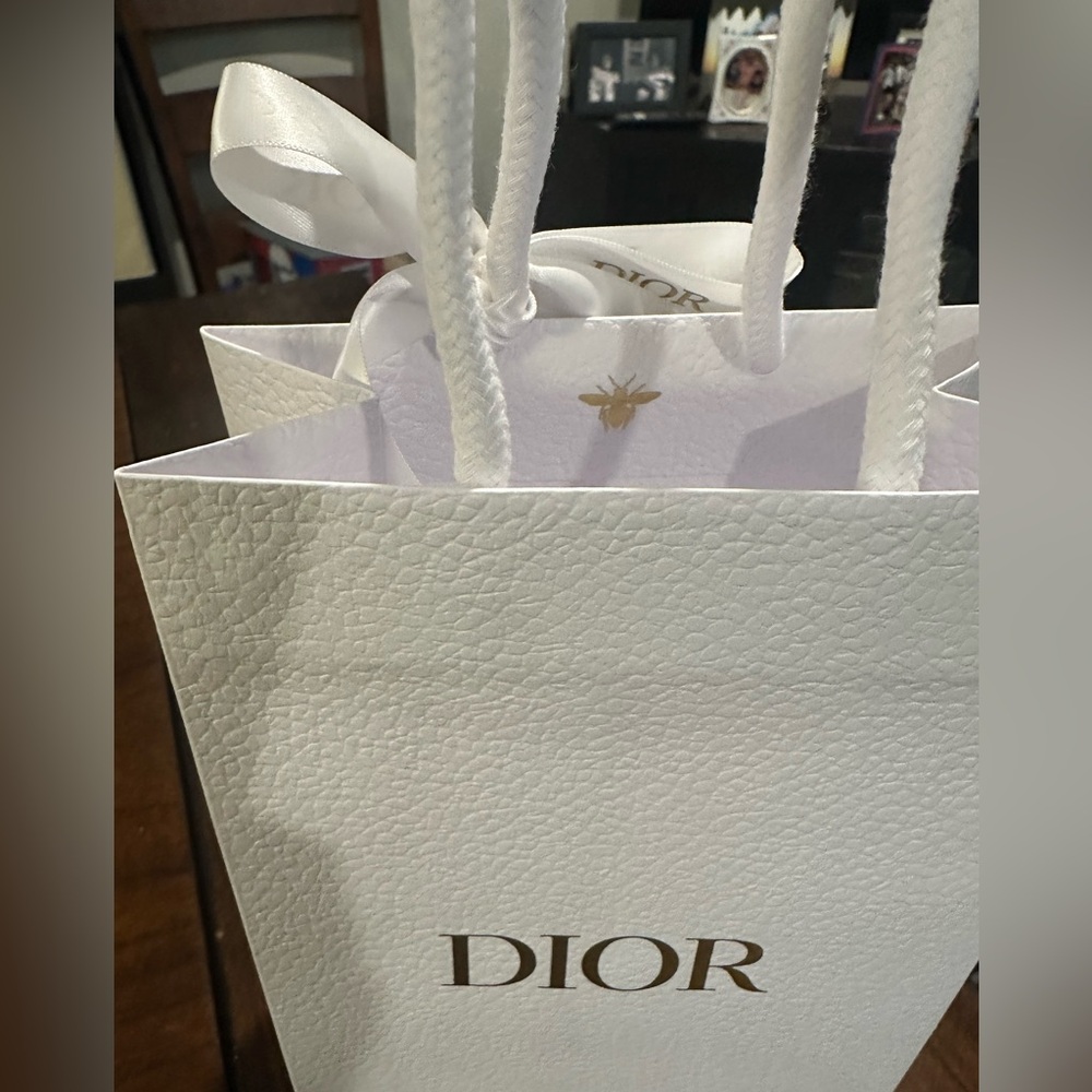 Dior Elegant White Bag with Gold Logo and Ribbon - Picture 3 of 6